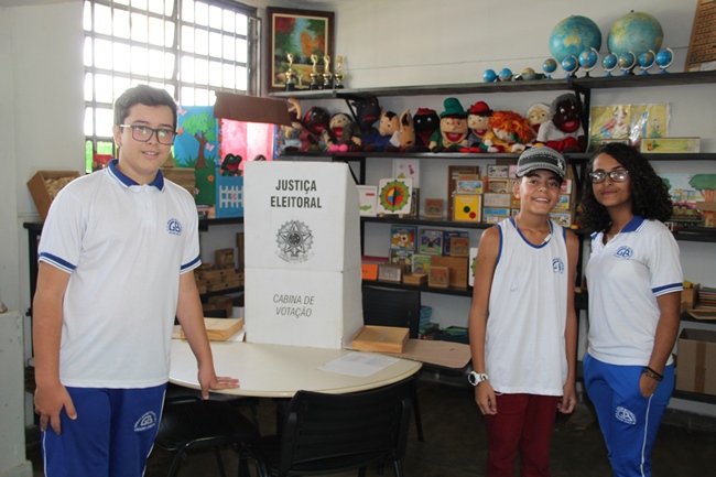 Os alunos da comissão organizadora da eleição de Representantes de Turma na Geraldo Bittencourt. Foto: Franciele Xavier (SEE/MG)